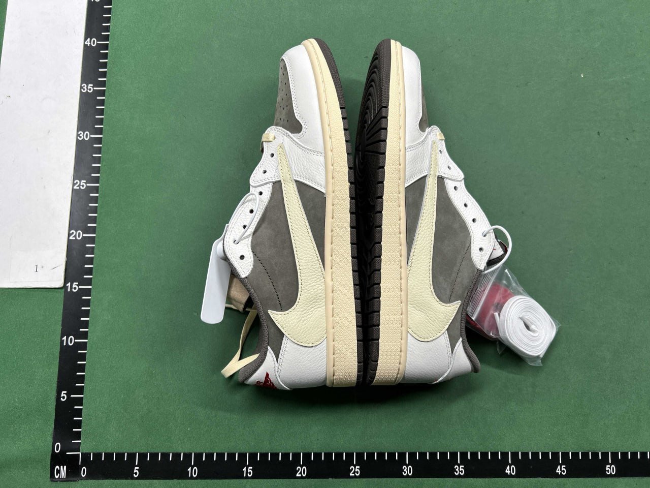 Travis Scott x Air Jordan 1                                 -2