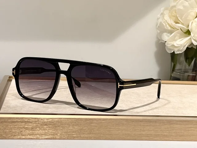 Tom Ford Sunglasses ( 32 + sty