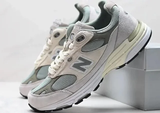 New Balance MR993